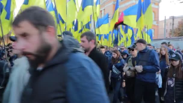 Kyiv, ukraine 14 okt 2019. nationalistische aktivisten, anhänger ukrainischer proteste gegen minsker protokoll und steinmeierformel — Stockvideo