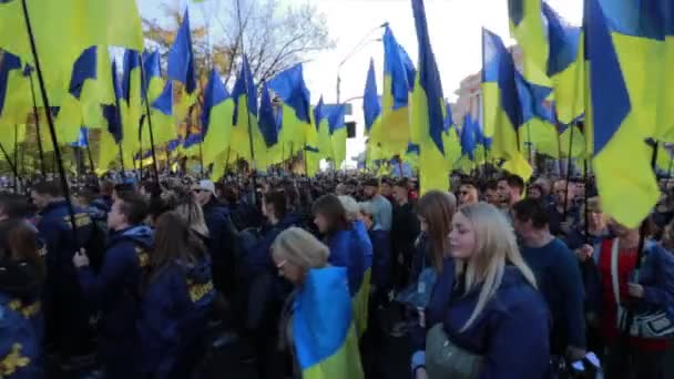 Київ, Україна 14 жовтня 2019. Націоналістичні активісти, прихильники протесту України проти Мінського протоколу та Формули Штайнмаєра. — стокове відео