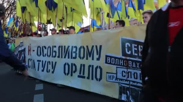 우크라 이나 Kyiv, 2019 년 10 월 14 일. 우크라이나 지지자들, 민스크 프로토콜 과 스테인 마이어 공식에 항의하는 민족주의 운동가들 — 비디오