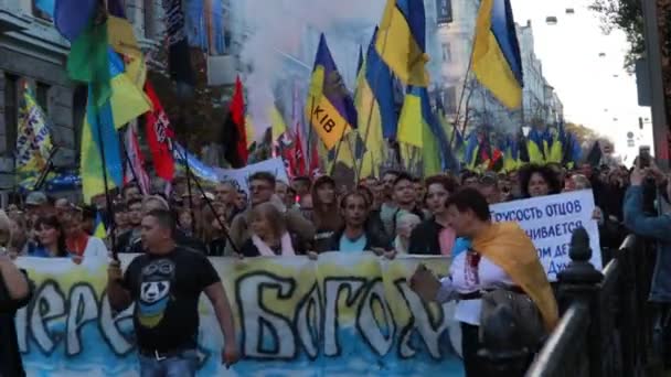 Kyiv, Ukraina 14 oct 2019. Aktivis nasionalis, pendukung Ukraina memprotes Protokol Minsk dan Steinmeier Formula — Stok Video