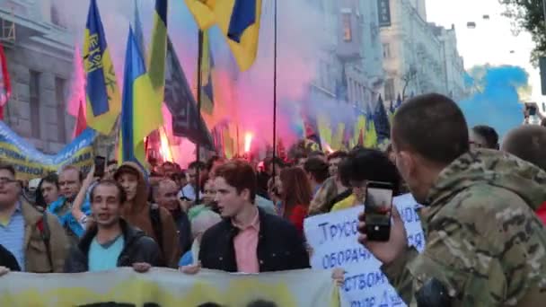 Kyiv, ukraine 14 okt 2019. aktivisten mit fackeln, unterstützer des ukrainischen protestes gegen das minsker protokoll und die steinmeierformel — Stockvideo