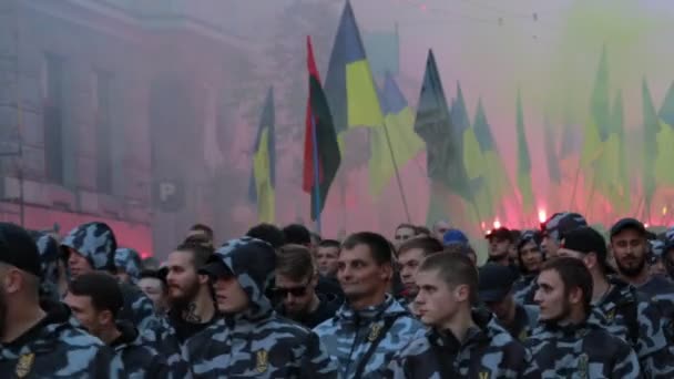 Киев, Украина 14 октября 2019 года. Активисты с ракетами, сторонники Украины протестуют против Минского протокола и формулы Штайнмайера — стоковое видео