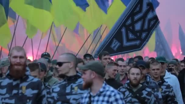 Kijów, Ukraina 14 paź 2019. Aktywiści z rozbłyskami, zwolennicy ukraińskiego protestu przeciwko protokołowi mińskiemu i formule Steinmeiera — Wideo stockowe