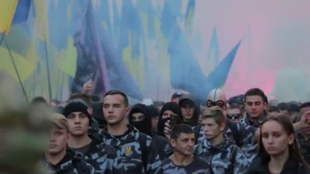 Kiev, Ukraine 14 oct 2019. Des militants avec des fusées éclairantes, des partisans de l'Ukraine protestent contre le Protocole de Minsk et la formule Steinmeier — Video