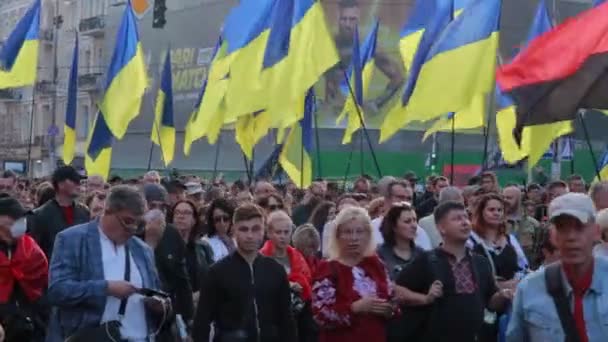 우크라 이나 Kyiv, 2019 년 10 월 14 일. 우크라이나 지지자들, 민스크 프로토콜 과 스테인 마이어 공식에 항의하는 민족주의 운동가들 — 비디오