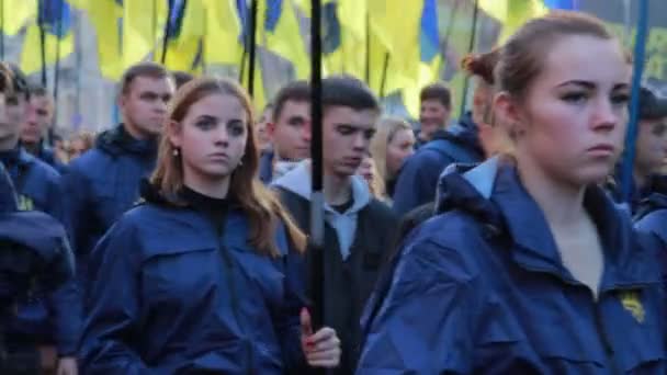 Κίεβο, Ουκρανία 14 οκτ 2019. Νεαρά κορίτσια από το Εθνικό Σώμα της Ουκρανίας διαμαρτύρονται για το πρωτόκολλο του Μινσκ και Steinmeier Formula — Αρχείο Βίντεο