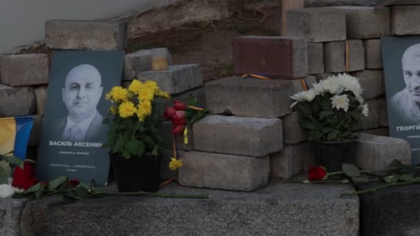 Kyiv, ukraine 14 okt 2019. himmlische hundert gedenktafeln in der nähe von protest gegen minsk protokoll und steinmeiersche formel — Stockvideo