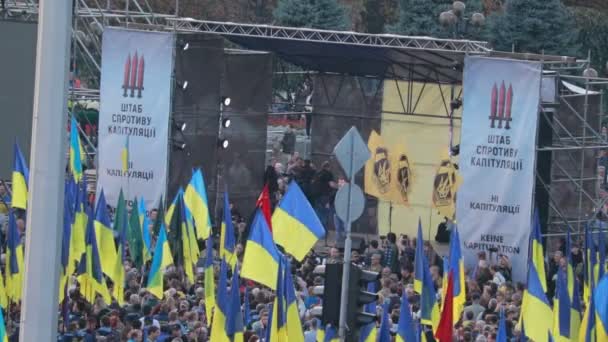 Kijev, Ukrajna 14 okt 2019. Maidan vagyok. Magas pont figyelmen kívül hagyva a Minszki Jegyzőkönyv és a Steinmeier Formula ellen tiltakozó tömeget — Stock videók