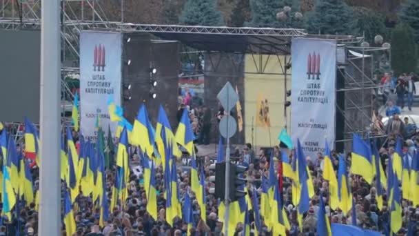 Kiev, Ucrânia 14 out 2019. Maidan. Ponto alto na multidão protestando contra o Protocolo de Minsk e a Fórmula Steinmeier — Vídeo de Stock