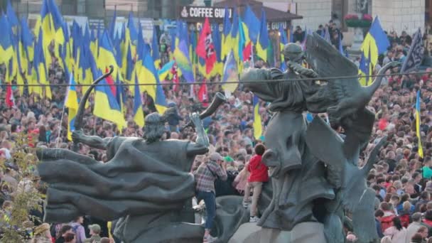 Kiev, Ukraine 14 oct 2019. Maidan. Point culminant négliger la foule protestant contre le protocole de Minsk et la formule Steinmeier — Video