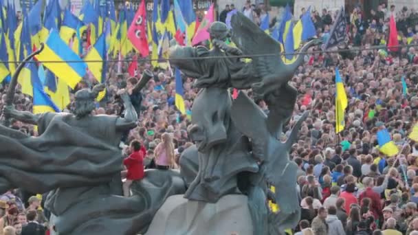 Kiev, Ukraine 14 oct 2019. Maidan. Point culminant négliger la foule protestant contre le protocole de Minsk et la formule Steinmeier — Video