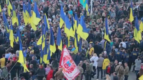 Kijów, Ukraina 14 paź 2019. Maidan. Najwyższy punkt na tłum protestujący przeciwko protokołowi mińskiemu i formule Steinmeiera — Wideo stockowe