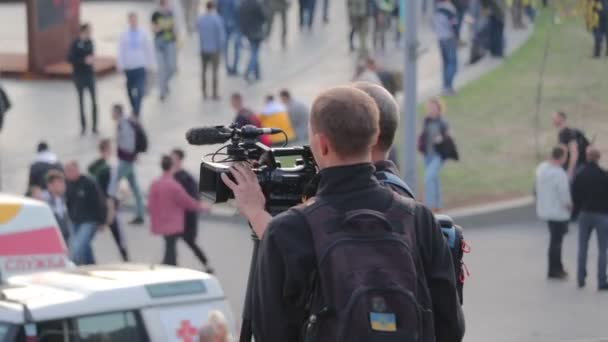 Киев, Украина 14 октября 2019 года. Майдан. Оператор снимает кадры протеста против Минского протокола и Формулы Штайнмайера — стоковое видео