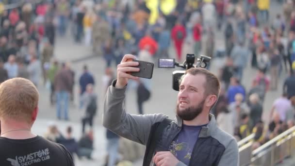 Киев, Украина 14 октября 2019 года. Парень делает панораму с сотовым телефоном в знак протеста против Минского протокола и формулы Штайнмайера — стоковое видео