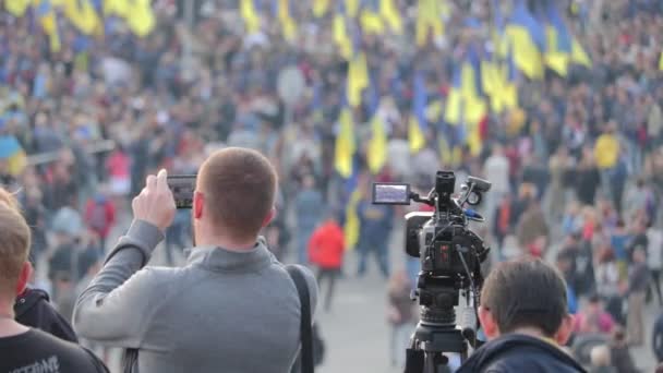 Киев, Украина 14 октября 2019 года. Майдан. Оператор снимает кадры протеста против Минского протокола и Формулы Штайнмайера — стоковое видео