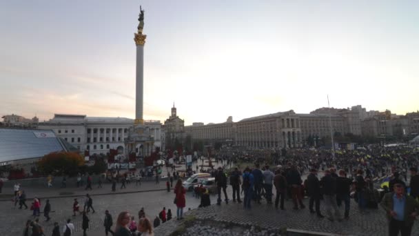 Київ, Україна 14 жовтня 2019. Майдан. Висока точка огляду на протести натовпу проти Мінського протоколу і Формули Штайнмаєра — стокове відео