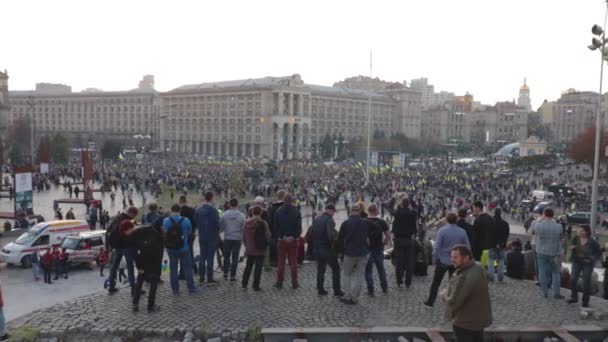 Kyjev, Ukrajina14102019. Maidane. Vysoký bod přehlíží protesty davu proti Minskému protokolu a Steinmeierovu vzorci — Stock video