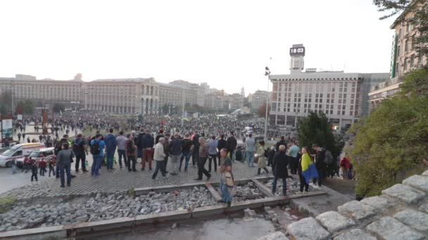 Київ, Україна 14 жовтня 2019. Майдан. Висока точка огляду на протести натовпу проти Мінського протоколу і Формули Штайнмаєра — стокове відео