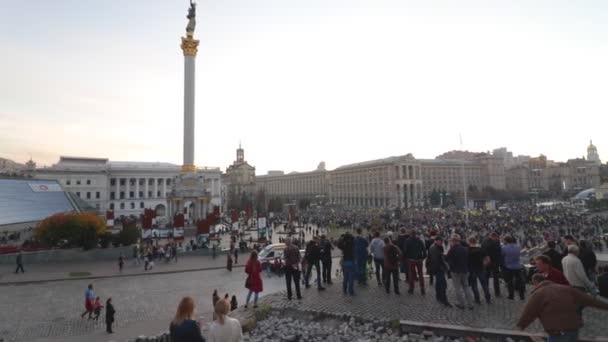 Kyjev, Ukrajina14102019. Maidane. Vysoký bod přehlíží protesty davu proti Minskému protokolu a Steinmeierovu vzorci — Stock video