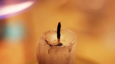 Mum yanıyor ve yanmaya bırakılıyor.