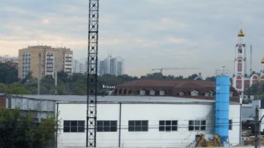 Terk edilmiş fabrikanın çatısından ya da sanayi bölgesinin çevresindeki fabrikadan kamera görüntüsü.