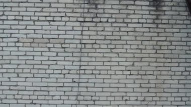 Terk edilmiş fabrikanın çatısından ya da sanayi bölgesinin çevresindeki fabrikadan kamera görüntüsü.
