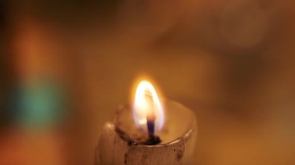Kerze brennt in warmen, verträumten Tönen — Stockvideo