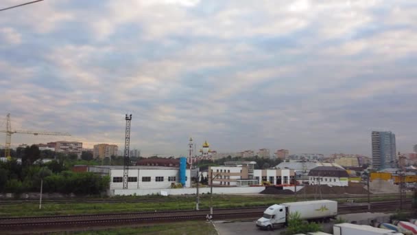 Camera pan van het dak van verlaten fabriek of fabriek rond de industriële regio — Stockvideo