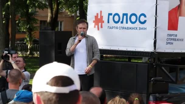 Tjernihiv, Ukraina. 6 juli 2019. Sviatoslav Vakarchuk håller en presentation av sitt politiska parti — Stockvideo