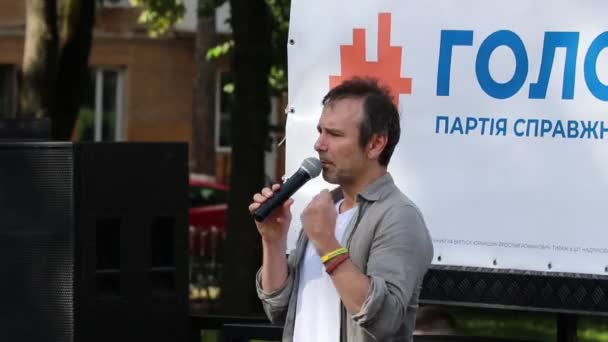 Tjernihiv, Ukraina. 6 juli 2019. Sviatoslav Vakarchuk håller en presentation av sitt politiska parti — Stockvideo