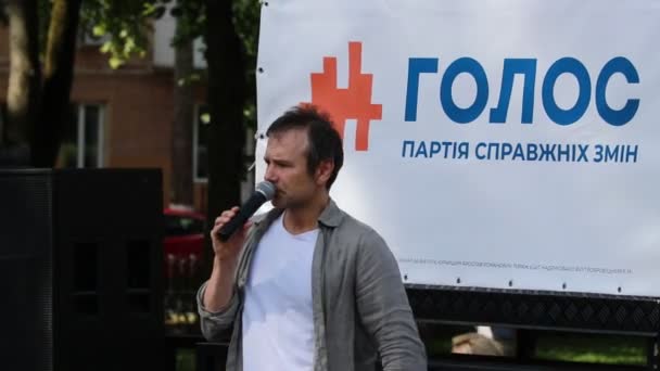 Chernihiv, Ukrajna. 2019. július 6. Szviatoszlav Vakarcsuk politikai pártjának bemutatóját tartja — Stock videók