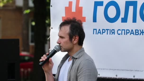 ウクライナのチェルニヒウ。2019年7月6日。彼の政党のプレゼンテーションを保持しているSviatosv Vakarchuk — ストック動画