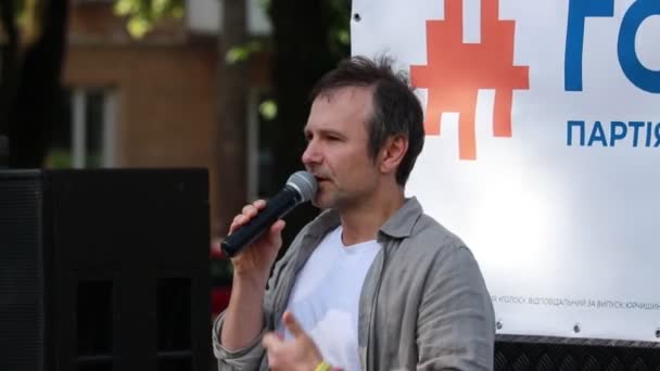 Tjernihiv, Ukraina. 6 juli 2019. Sviatoslav Vakarchuk håller en presentation av sitt politiska parti — Stockvideo