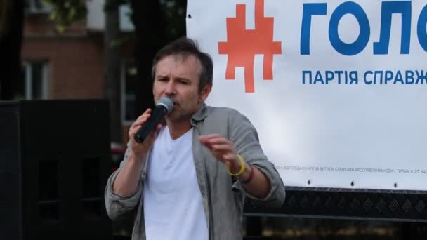 Tjernihiv, Ukraina. 6 juli 2019. Sviatoslav Vakarchuk håller en presentation av sitt politiska parti — Stockvideo