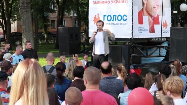 Chernihiv, Ukraine. 6 jul 2019. Sviatoslav Vakarchuk holding a presentation of his political party — Stock Video