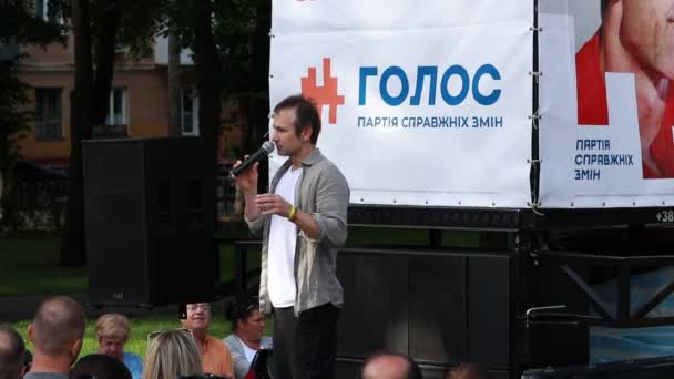 Tjernihiv, Ukraina. 6 juli 2019. Sviatoslav Vakarchuk håller en presentation av sitt politiska parti — Stockvideo