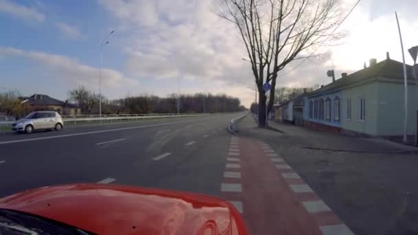 Chernihiv, Ucraina. 3 apr 2019. Auto da corsa rossa che attraversa l'autostrada a metà giornata primaverile — Video Stock