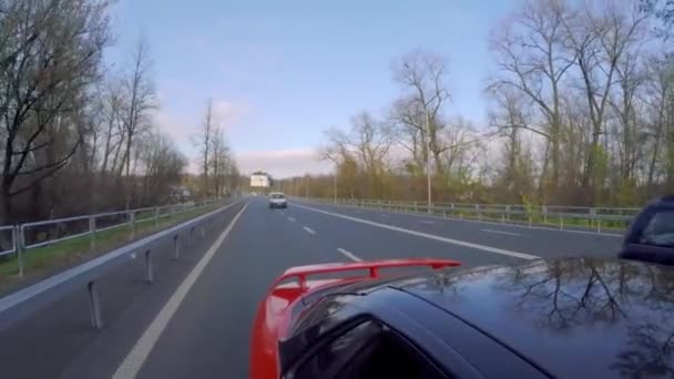 Chernihiv, Ucraina. 3 apr 2019. Auto da corsa rossa che attraversa l'autostrada a metà giornata primaverile — Video Stock