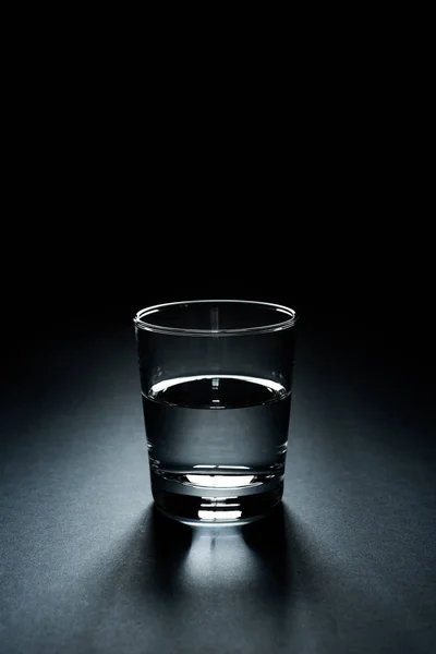 Poloprázdná sklenice — Stock fotografie
