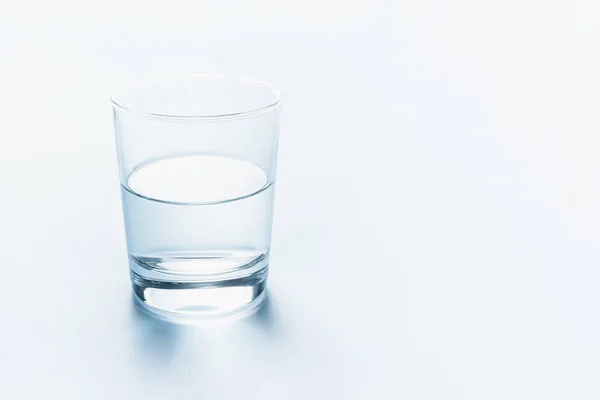 Setengah gelas penuh air. Latar belakang abstrak . — Stok Foto