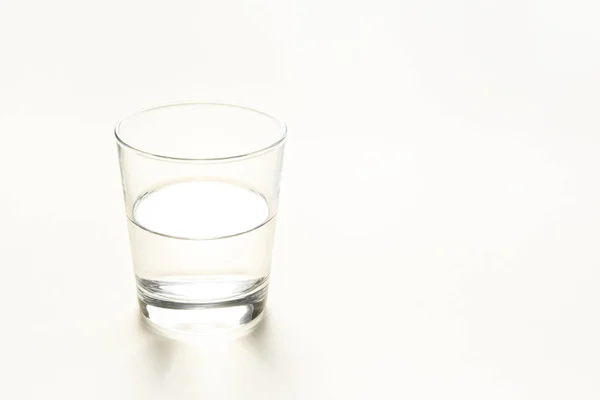 Setengah gelas penuh air. Latar belakang abstrak . — Stok Foto