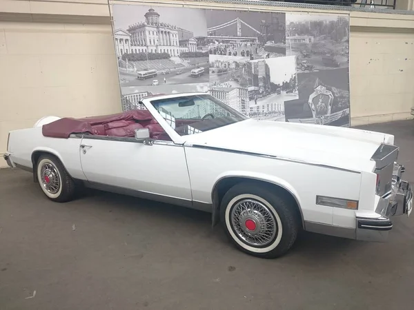 Rusia, Moscú-Agosto 09, 2015: exposición de los logros de la economía nacional VDNH. Pabellón retro, viejos coches soviéticos y extranjeros en el centro de exposiciones . — Foto de Stock