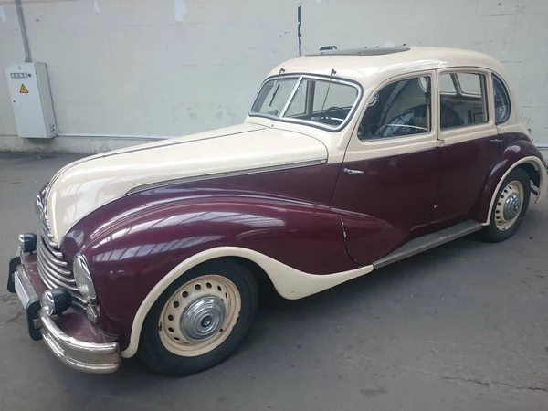 Rusia, Moscú-Agosto 09, 2015: exposición de los logros de la economía nacional VDNH. Pabellón retro, viejos coches soviéticos y extranjeros en el centro de exposiciones . — Foto de Stock