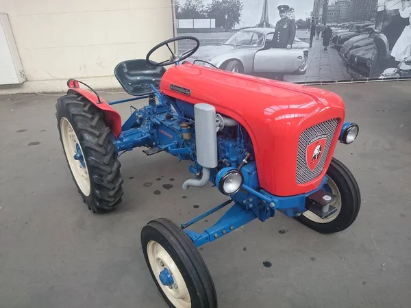 Rusia, Moscú-Agosto 09, 2015: exposición de los logros de la economía nacional VDNH. Pabellón retro, viejos coches soviéticos y extranjeros en el centro de exposiciones . — Foto de Stock