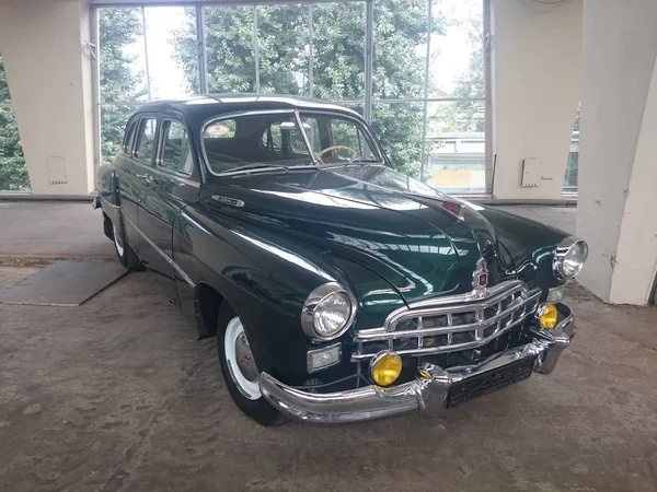 Rusia, Moscú-Agosto 09, 2015: exposición de los logros de la economía nacional VDNH. Pabellón retro, viejos coches soviéticos y extranjeros en el centro de exposiciones . — Foto de Stock