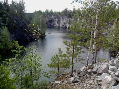 Bolshoy Solovetsky adanın kuzey kesiminde yaz güneşli gün, Solovetsky adalar, Rusya üzerinde beyaz deniz kıyısı.