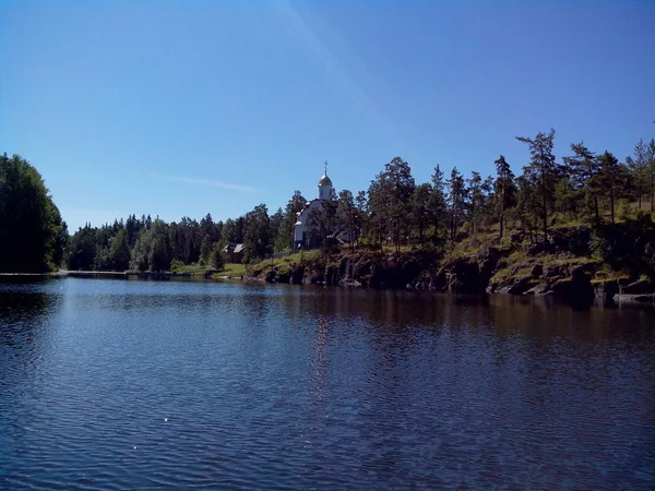 Sulle rive dell'isola di Valaam crescono alberi imponenti. La splendida isola Valaam si trova sul lago Lodozhskoye, Carelia. Balaam - un passo verso il cielo . — Foto Stock