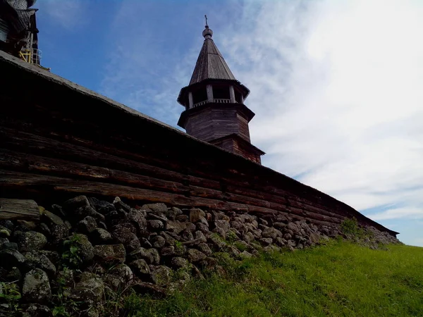 Vista sull'isola di Kizhi, il sito storico di chiese e campanile, una grande casa storica in legno sulle rive paludose dell'isola . — Foto Stock