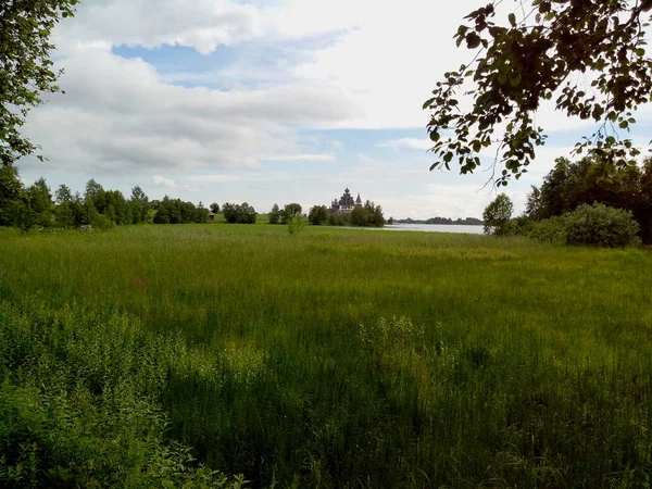 Weergave van Kizji eiland, de historische site van kerken en klokkentoren, een grote historische houten blokhuis op de drassige banken van eiland. — Stockfoto