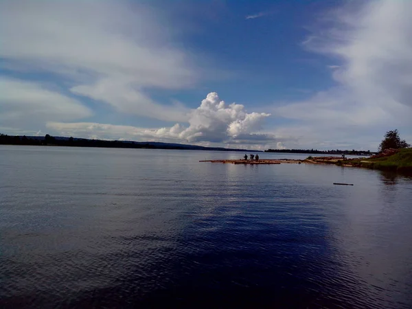 View of Kizhi Island, the historic site of churches and bell tower, a large historic log wood house on the marshy banks of island. — Stock Photo, Image